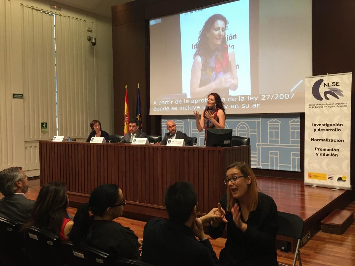 María Luz Esteban presentando el Informe